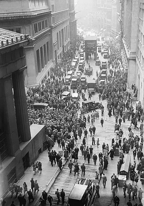 1929年股市崩盘后人群聚集在华尔街街头，警示IPO狂热的历史周期