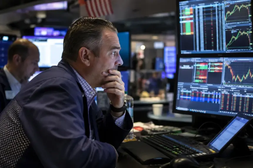 Traders track currency