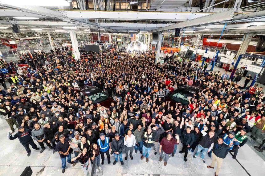 弗里蒙特工厂员工集体合影 + 最后两辆 Model S / Model X 图源:cdn.shopify.com