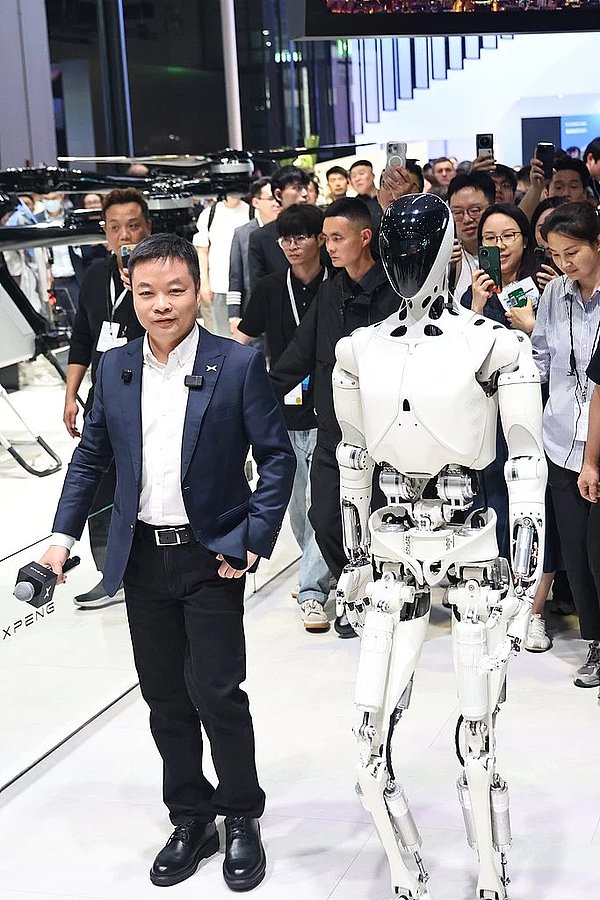 小鹏汽车首席执行官何小鹏与IRON