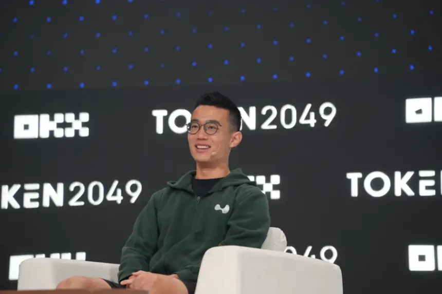 Hyperliquid 联合创始人兼 CEO Jeff Yan 在 Token2049 新加坡发表讲话。来源：Cointelegraph