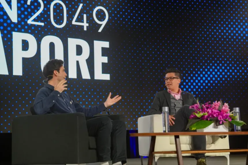 BingX首席战略官Kevin Lee与Cointelegraph的Ciaran Lyons在Token2049新加坡活动上
