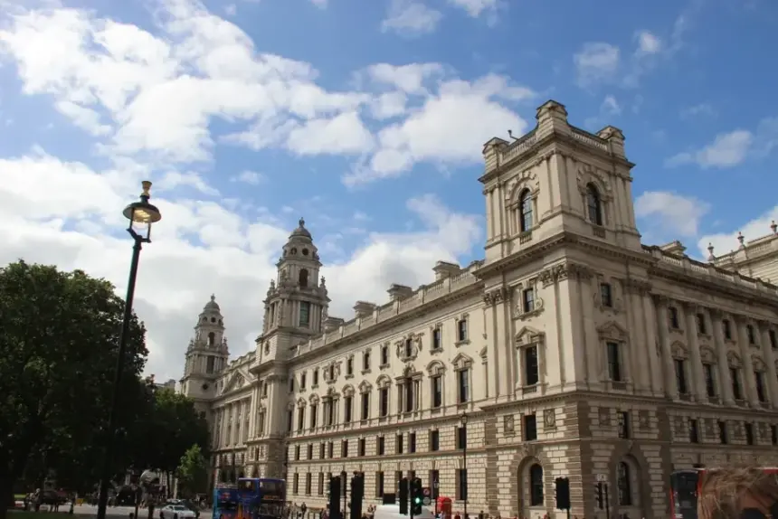 英国税务海关总署大楼，蓝天白云下的外观。